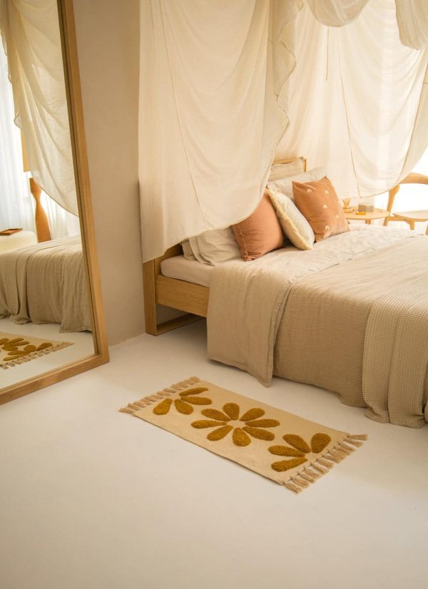 Medium vloerkleed 3 madeliefjes mosterd