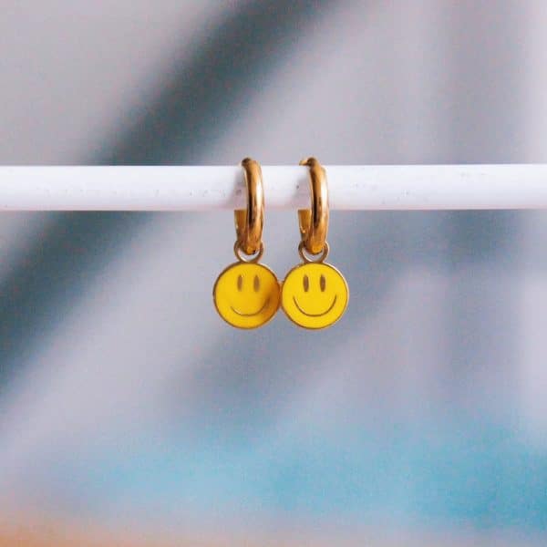 RVS oorringen met smiley - geel - Afbeelding 2